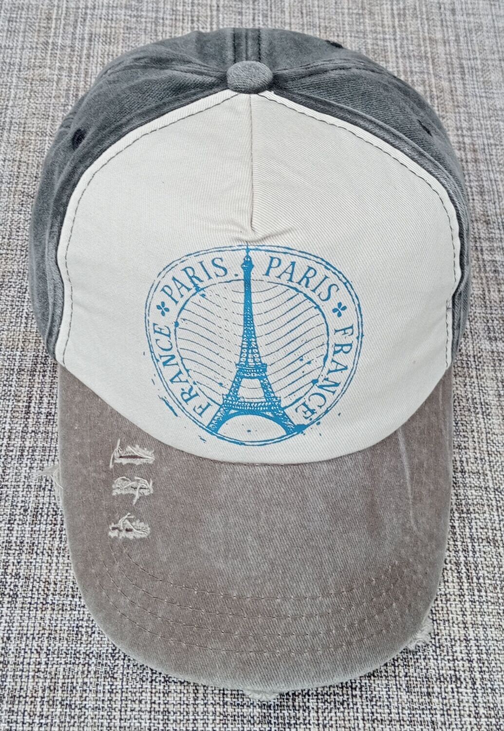 Une Casquette Jean's de Couleur Gris/Crème avec une Impression "Tour Eiffel,Paris France" et sa Visière Bombée Gris