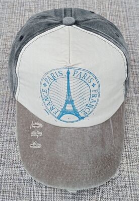 Une Casquette Jean's de Couleur Gris/Crème avec une Impression "Tour Eiffel,Paris France" et sa Visière Bombée Gris