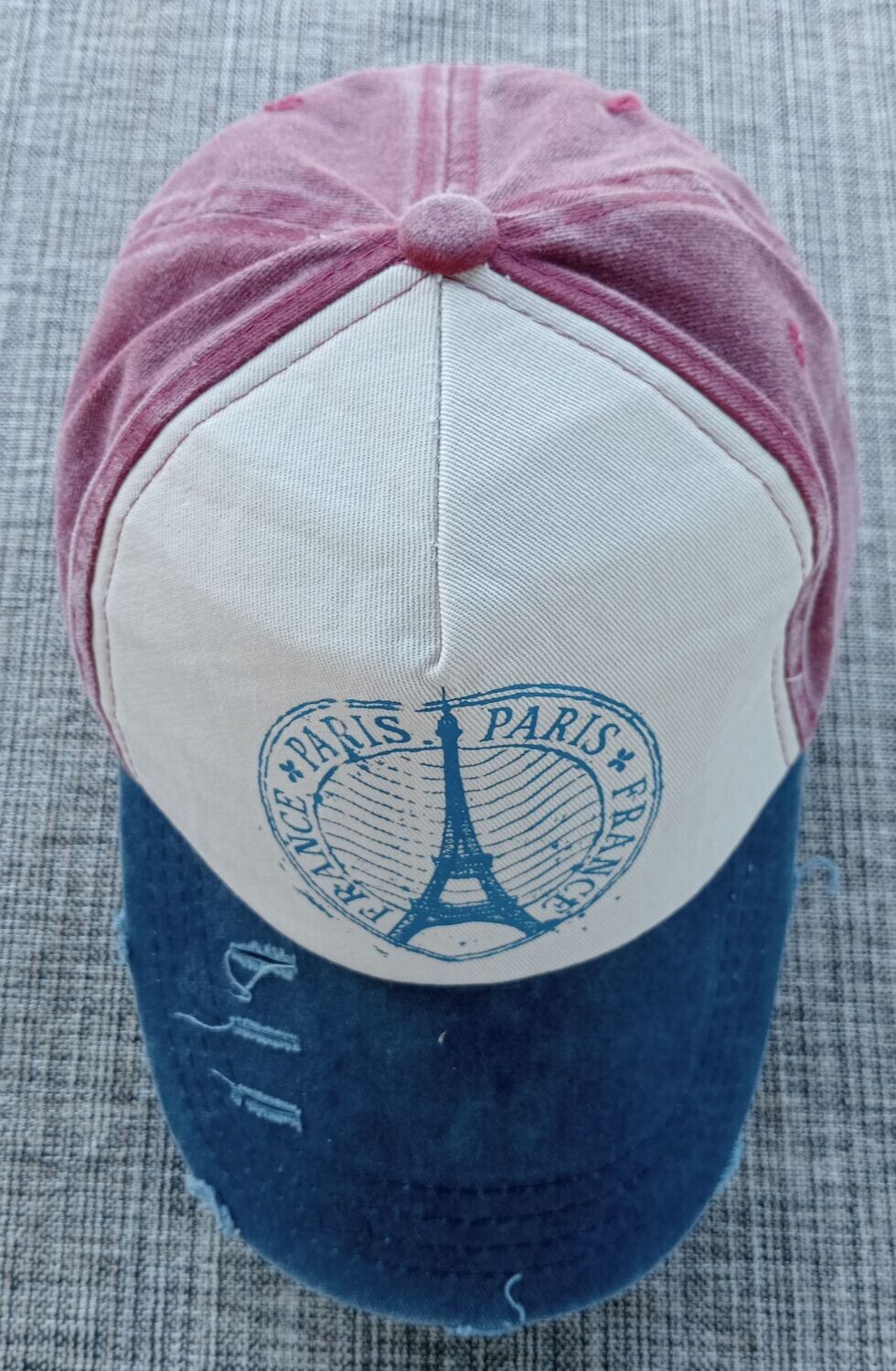 Une Casquette Jean's de Couleur Bordeaux/Crème avec une Impression "Tour Eiffel,Paris France" et sa Visière Bombée Bleu Marine