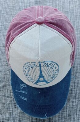 Une Casquette Jean's de Couleur Bordeaux/Crème avec une Impression "Tour Eiffel,Paris France" et sa Visière Bombée Bleu Marine