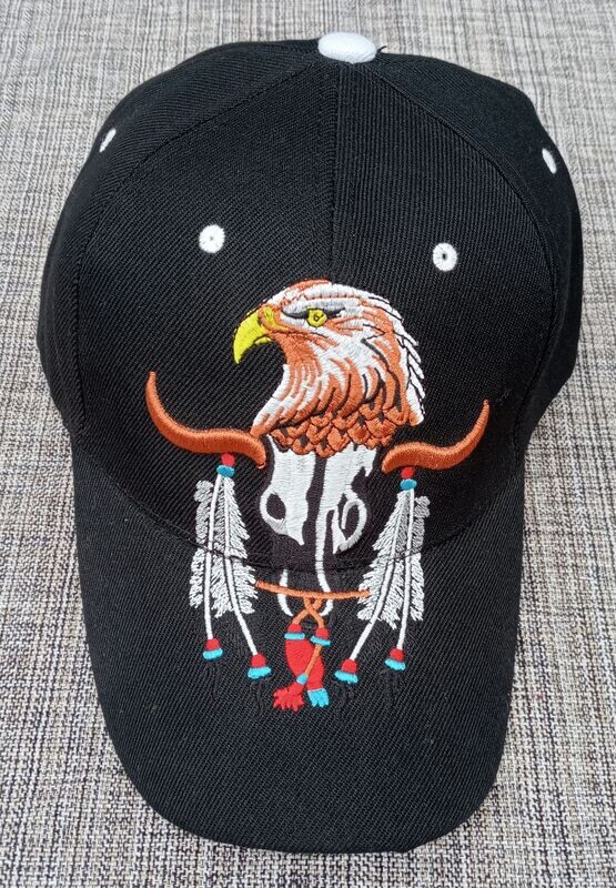 Une Casquette Noir avec une Broderie "Portrait Aigle, Crâne de Bison, Capteur de Rêve"de Couleur Indien et sur sa Visière Noire Bombée