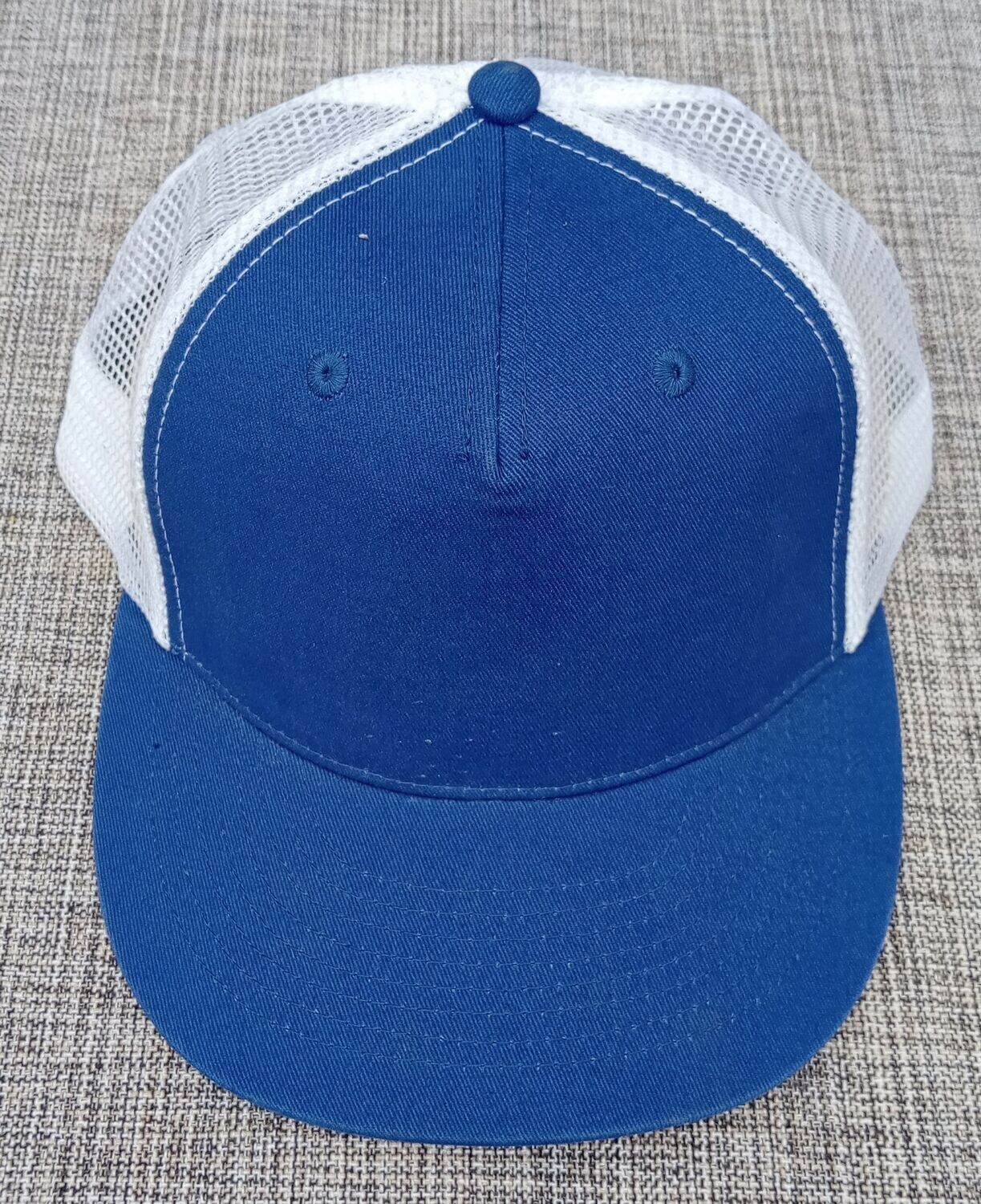 Une Casquette Trucker Bleu/Blanc avec 2 Panneaux Bleu et de 4 Panneaux en Maille de Filet Blanc, une Visière Plate Bleu