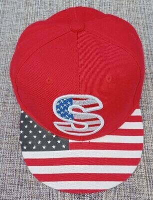 Une Casquette Bleu Marine avec une Broderie "Lettre S au Couleur Américain" et sur sa Visière en Couleur Drapeau Américain