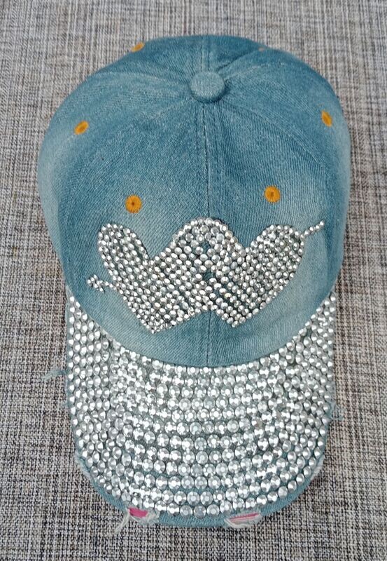 Une Casquette en Bleu Jean's avec des "Perles argentées, Représentant 2 Cœurs et une Flèche"et sa Visière Bombée en Perles
