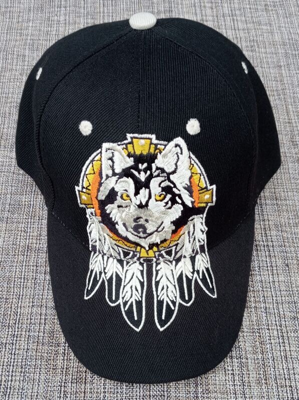 Une Casquette Noir avec une Broderie "Portrait Loup, Capteur de Rêve"de Couleur Indien et sur sa Visière Noire Bombée