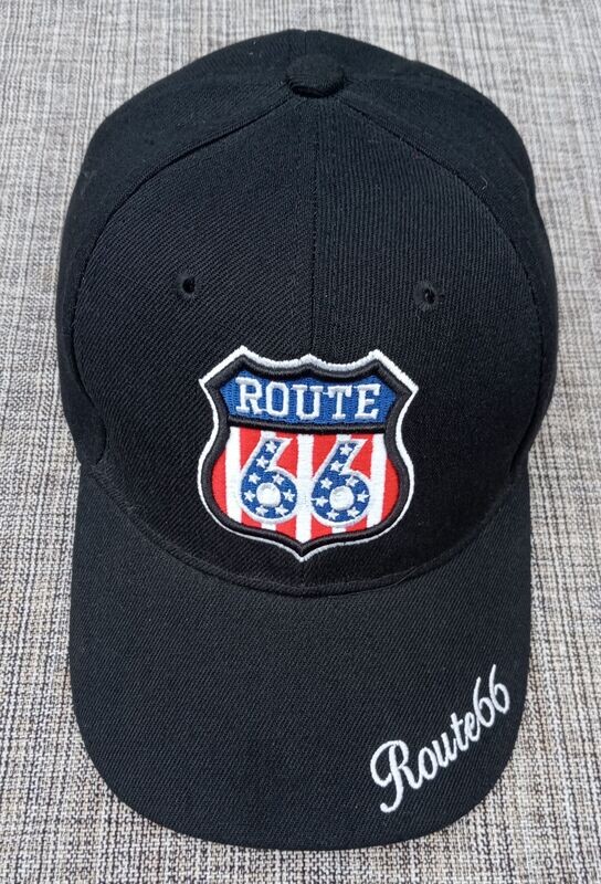Une Casquette Noir avec une Broderie "Bouclier Route 66 Au Couleur Américain"et sur sa Visière Noire Bombée Broderie "Route 66"