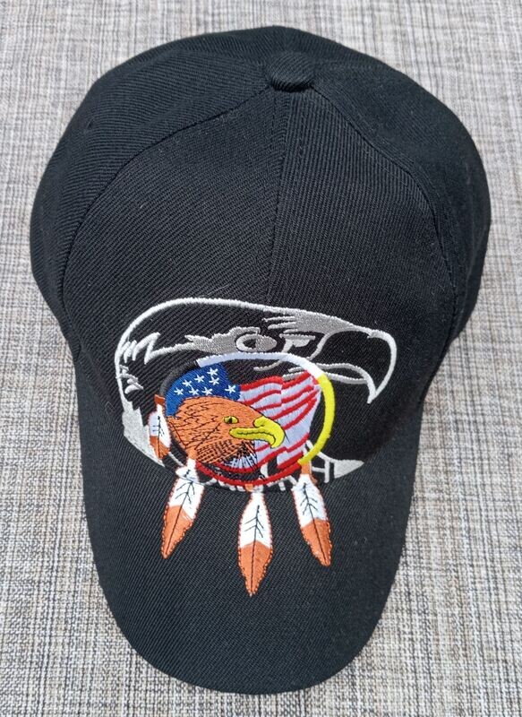 Une Casquette Noir avec une Broderie "2 Portraits Aigles, dessus un Drapeau Américain entouré d'un Capteur de Rêve à 3 Plumes"
