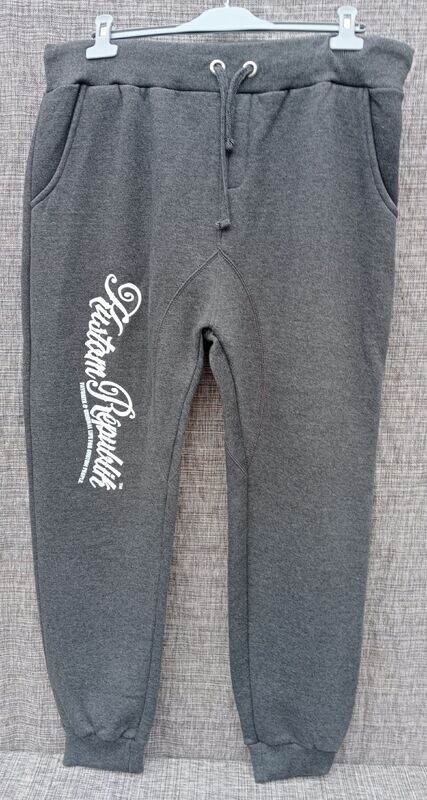 Pantalon de Survêtement de Couleur "Gris Foncé" de la Marque "KR=Kustom Républic" - Impression du Logo "KR" en Taille 44/46 cm