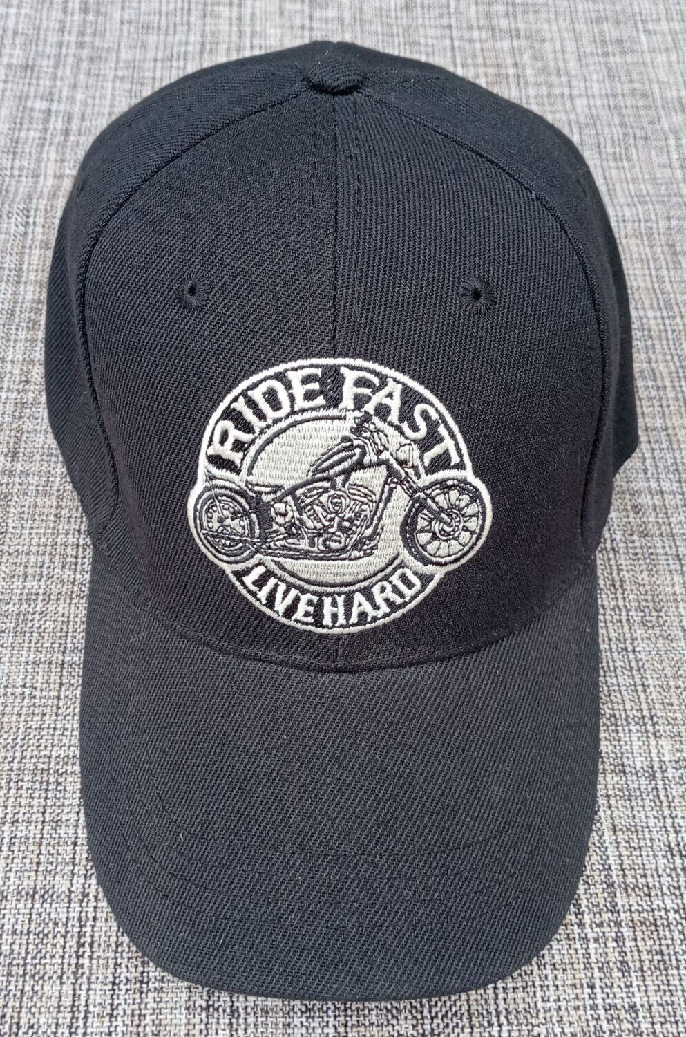Une Casquette Noir avec une Broderie "Moto & Ride Fast Live Hard" dans un Cercle sur Fond Blanc, Gris, Noir, et sa Visière Noire Bombée