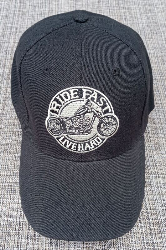 Une Casquette Noir avec une Broderie "Moto & Ride Fast Live Hard" dans un Cercle sur Fond Blanc, Gris, Noir, et sa Visière Noire Bombée