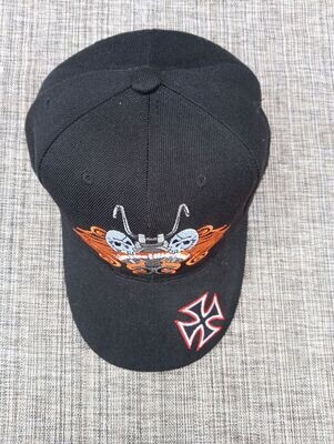 Une Casquette Noir avec une Broderie "Moto, 2 Crânes en Gris, Symbole Orange" et sur sa Visière Bombée Broderie "Croix Biker, Rouge/Blanc"