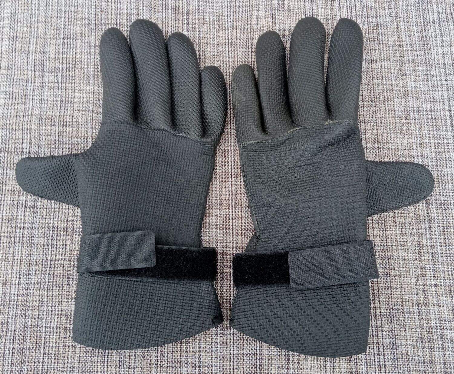Une Paire de Gants "Taille 8/M" en Caoutchouc de Couleur Noir, adapté pour les produits dangereux