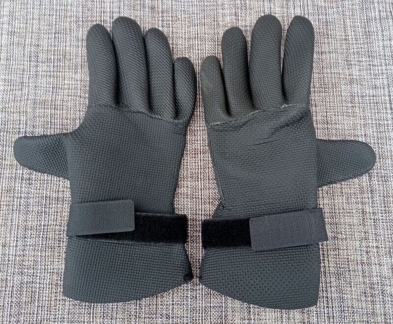 Une Paire de Gants "Taille 8/M" en Caoutchouc de Couleur Noir, adapté pour les produits dangereux