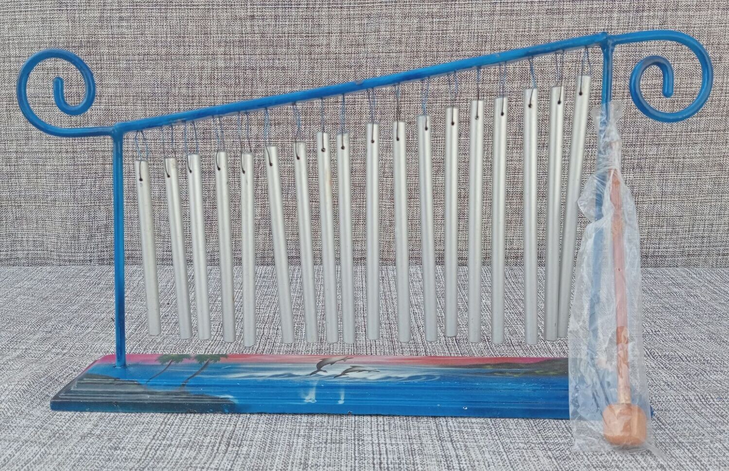 Un Carillon pour les Enfants Composé de 18 Tubes Acier avec 1 Mailloche, de Couleur Bleu, Déco Dauphins.