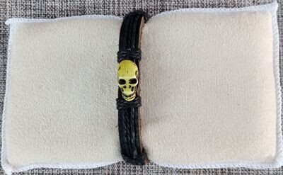 Bracelet avec Médaillon en "Crâne Jaune" - Sur Lanière en Cuir de 1 cm avec 3 Ficelles de 2 mm de Couleur Noir
