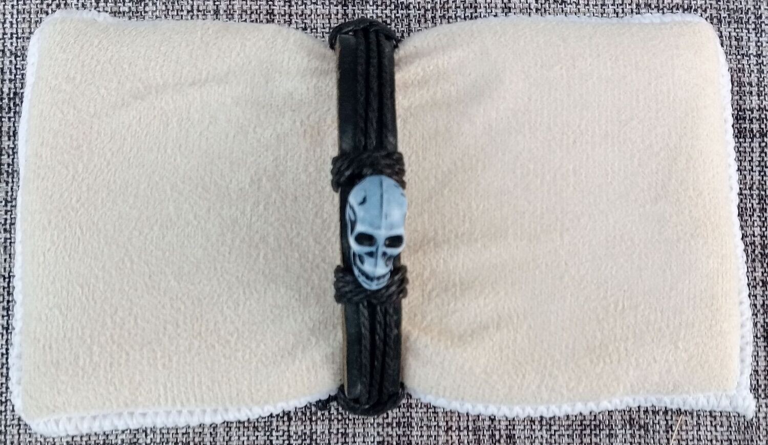Bracelet avec Médaillon en "Crâne Bleu" - Sur Lanière en Cuir de 1 cm avec 3 Ficelles de 2 mm de Couleur Noir