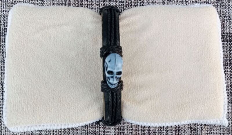 Bracelet avec Médaillon en "Crâne Bleu" - Sur Lanière en Cuir de 1 cm avec 3 Ficelles de 2 mm de Couleur Noir