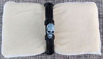 Bracelet avec Médaillon en "Crâne Bleu" - Sur Lanière en Cuir de 1 cm avec 3 Ficelles de 2 mm de Couleur Noir