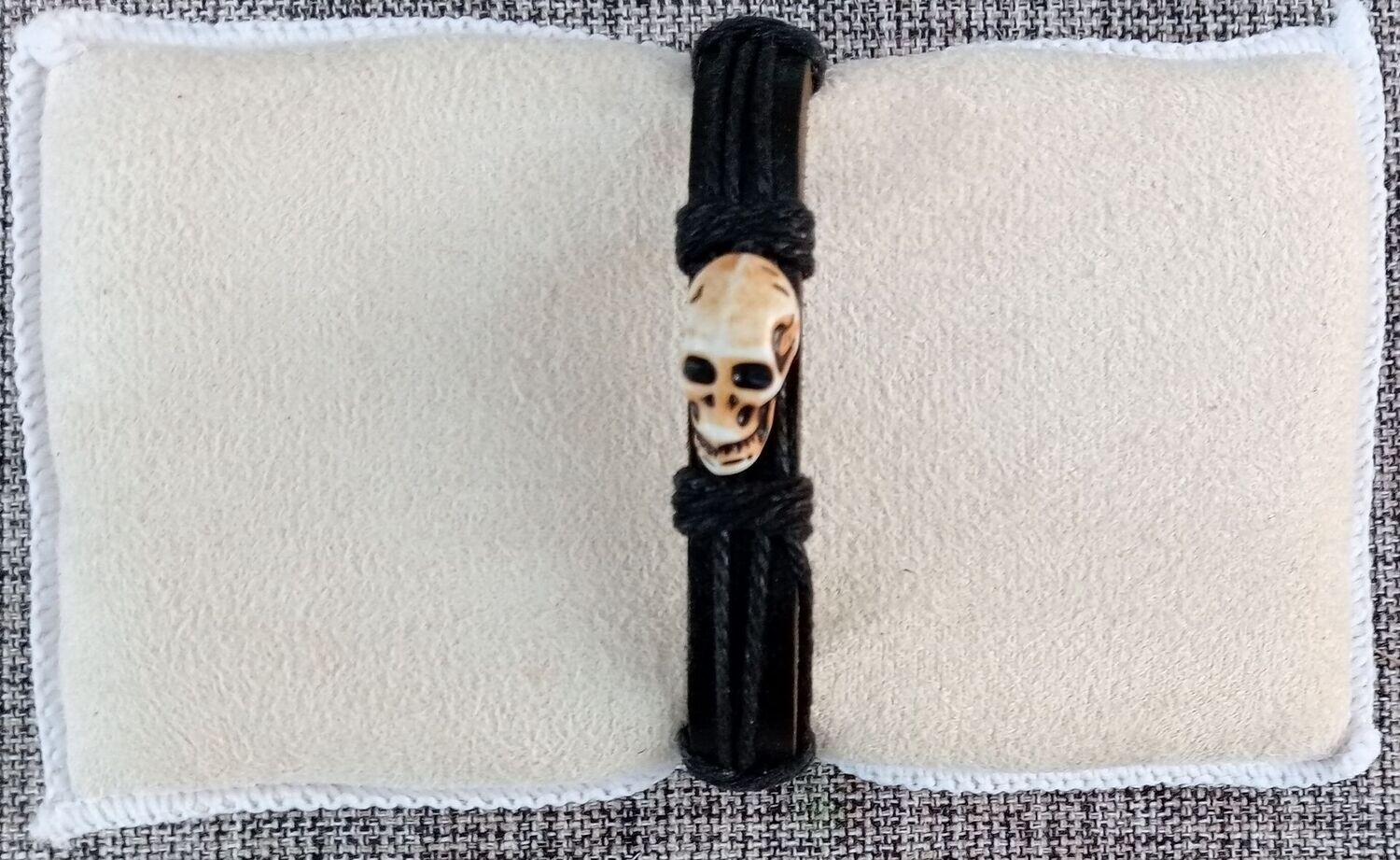Bracelet avec Médaillon en "Crâne Orange" - Sur Lanière en Cuir de 1 cm avec 3 Ficelles de 2 mm de Couleur Noir