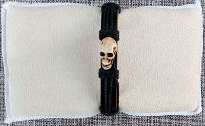 Bracelet avec Médaillon en "Crâne Orange" - Sur Lanière en Cuir de 1 cm avec 3 Ficelles de 2 mm de Couleur Noir