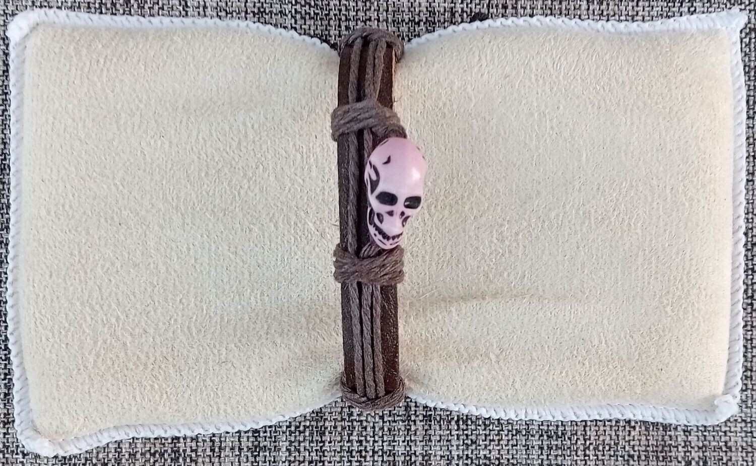 Bracelet avec Médaillon en "Crâne Rose" - Sur Lanière en Cuir de 1 cm avec 3 Ficelles de 2 mm de Couleur Noir