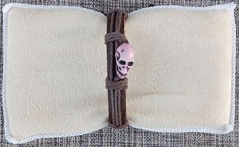 Bracelet avec Médaillon en "Crâne Rose" - Sur Lanière en Cuir de 1 cm avec 3 Ficelles de 2 mm de Couleur Noir