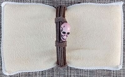 Bracelet avec Médaillon en "Crâne Rose" - Sur Lanière en Cuir de 1 cm avec 3 Ficelles de 2 mm de Couleur Noir