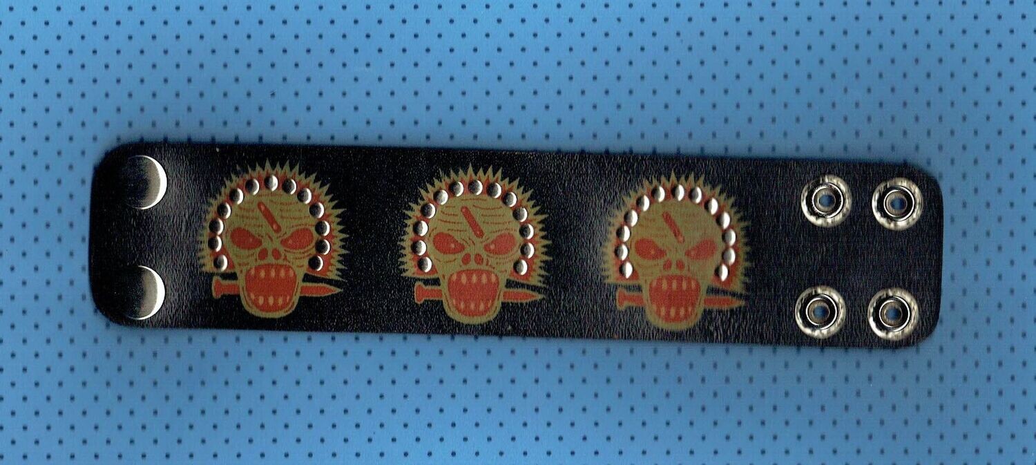 008-Bracelet Cuir "3 Crânes Rouge Poignard" Contour Rivets - 4 Boutons Pressions Dimension : - 23 x 5 cm