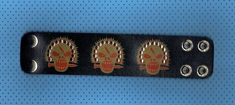 008-Bracelet Cuir "3 Crânes Rouge Poignard" Contour Rivets - 4 Boutons Pressions Dimension : - 23 x 5 cm