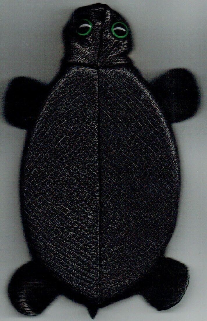 Un Porte-Monnaie de Style "Torture" Composé de "Chute Cuir" de Couleur Noir et un Dos Crème - avec un Anneau pour Clés.