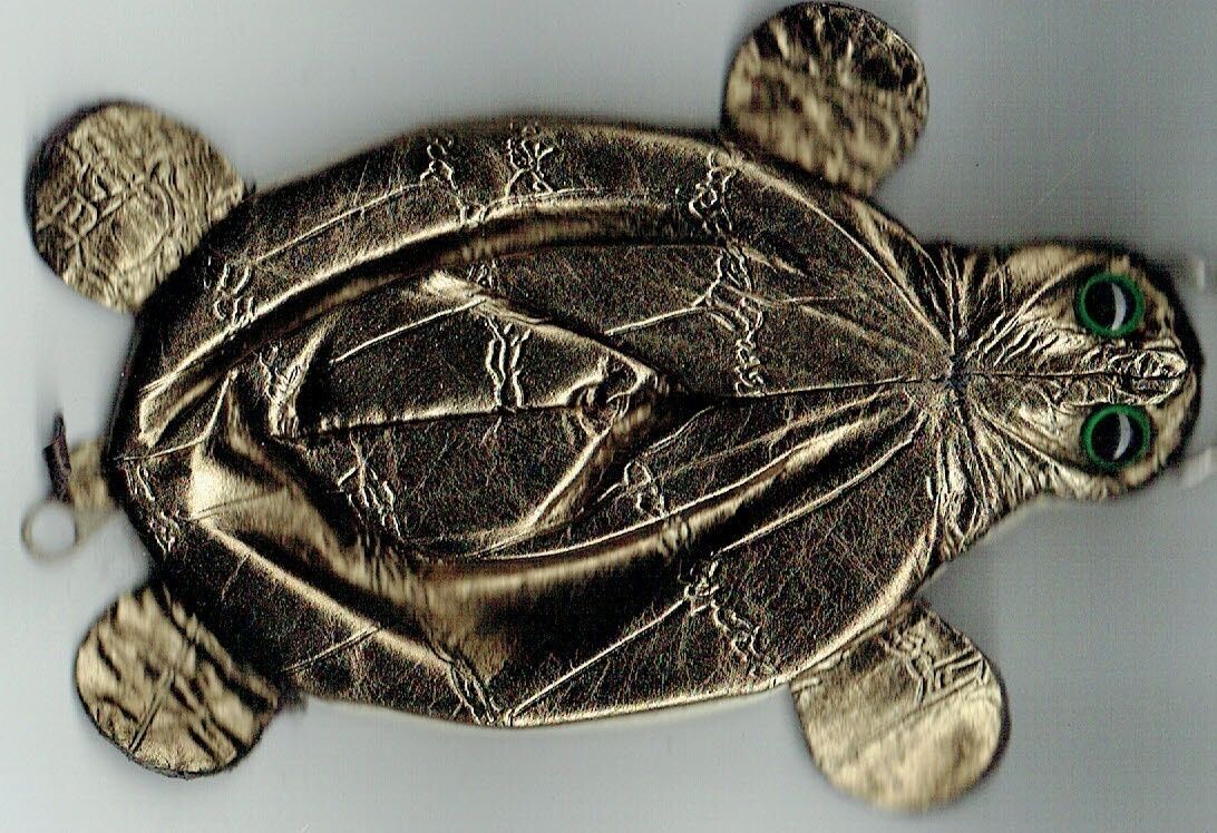 Un Porte-Monnaie de Style "Torture" Composé de "Chute Cuir" de Couleur Pierre Or et un Dos Crème - avec un Anneau pour Clés.