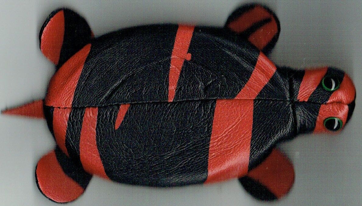 Un Porte-Monnaie de Style "Torture" Composé de "Chute Cuir" de Couleur Tache Rouge/Noir et un Dos Crème - avec un Anneau pour Clés.