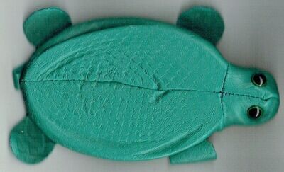 Un Porte-Monnaie de Style "Torture" Composé de "Chute Cuir" de Couleur Vert et un Dos Crème - avec un Anneau pour Clés.