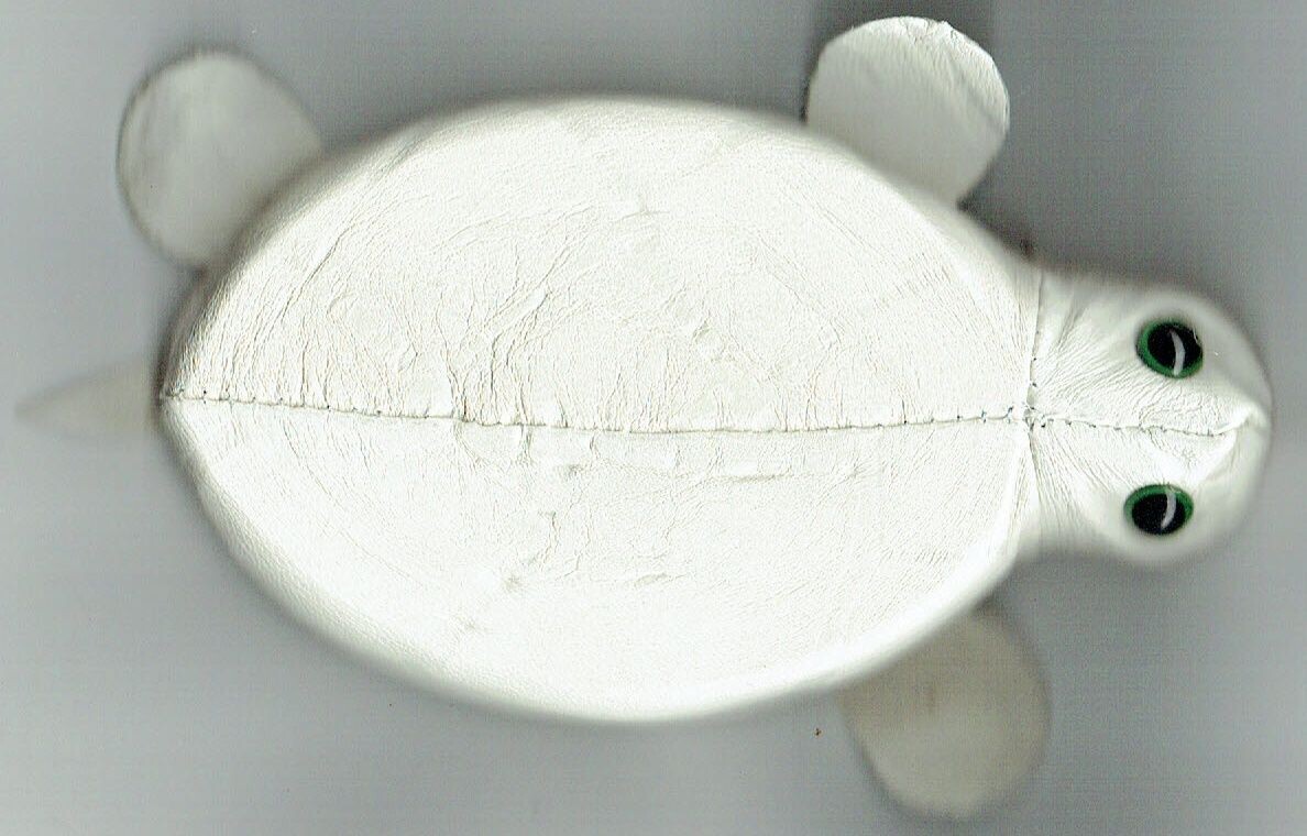 Un Porte-Monnaie de Style "Torture" Composé de "Chute Cuir" de Couleur Blanc et un Dos Crème - avec un Anneau pour Clés.