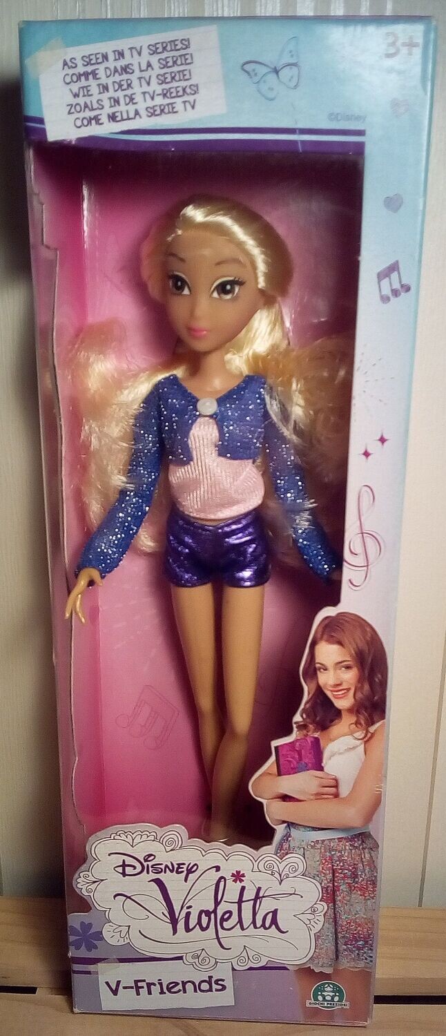 La Poupée Violetta "V-Friend"de la marque "Disney Violetta", Habillée avec son Ensemble short et veste de couleur violet, prête pour Sortir en Soirée.