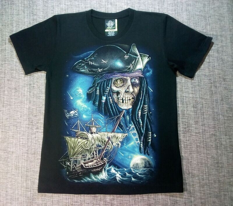 T-Shirt- XL - Portrait d'un Pirate "Caraïbe"avec son Chapeau "Tricorne", et son Navire en Mer, sous une Lune et sur un Fond Bleu/Nuit