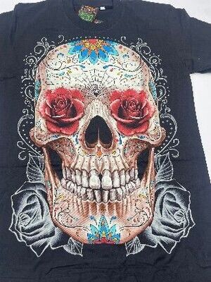 T-Shirt - L - Portrait d'un Crâne Tatoué, Deux Roses Rouge pour ses Yeux et un Sourire Magnifique et Deux Roses Noire à côté du Cou.