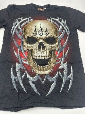 T-Shirt - 2XL - Portrait d'un Crâne Tatoué de T-Shirt - 2XL - Portrait d'un Crâne Tatoué de "Trois Symboles" sur le Front, Entouré de Symboles d'Os Gris sur un Fond Rouge