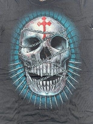 T-Shirt - L - Portrait Crâne Blanc Tatoué d'une Croix Rouge et Entouré d'une Chaîne Contour du Crâne de Piquants sur Fond Bleu