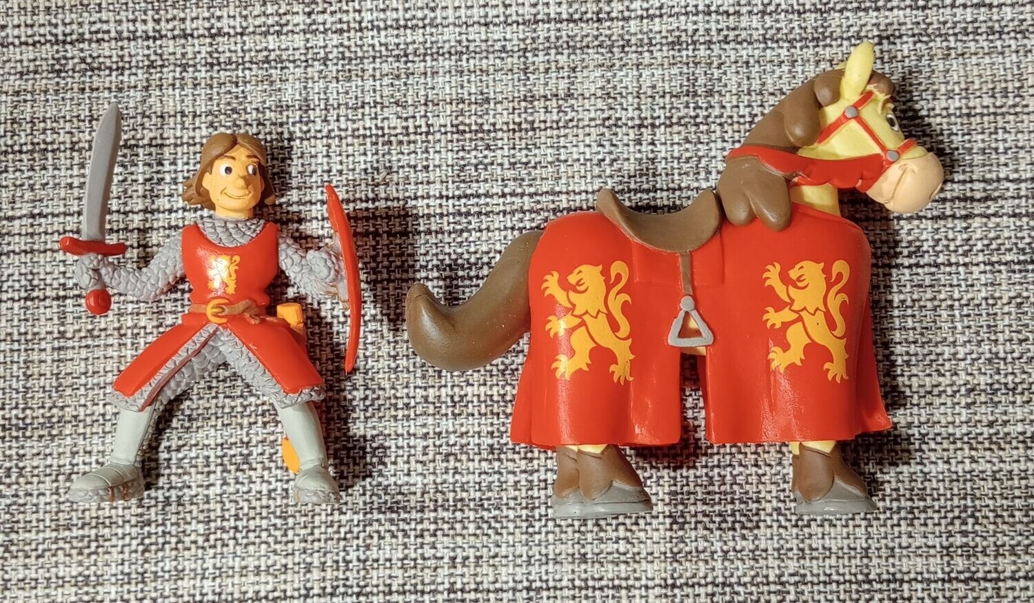 Figurine - Le Chevalier Rouge et son Cheval Jaune en Armure Rouge/Gris avec son Bouclier & son Épée  à la Main