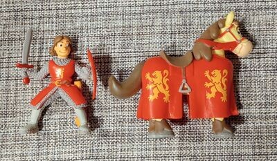 Figurine - Le Chevalier Rouge et son Cheval Jaune en Armure Rouge/Gris avec son Bouclier & son Épée  à la Main