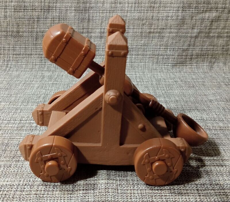Figurine - La Catapulte où "Arme de Guerre" Marron sur 4 Roues en PVC - Haut de 12 cm Longue de 14 cm