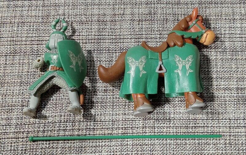 Figurine - Le Chevalier Vert et son Cheval Marron en Armure Vert/Gris avec son Bouclier & sa  Lance & 1 Épée  à la Ceinture