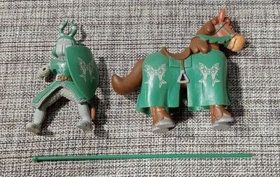 Figurine - Le Chevalier Vert et son Cheval Marron en Armure Vert/Gris avec son Bouclier & sa  Lance & 1 Épée  à la Ceinture
