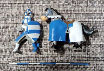 Figurine - Le Chevalier Bleu et son Cheval Gris en Armure Bleu/Gris/Blanc avec son Bouclier & sa  Lance & 1 Épée à la Ceinture