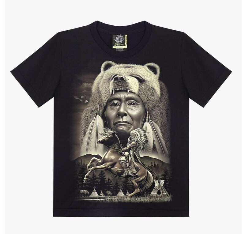 T-Shirt - 2XL - Portrait d'un Indien avec son Chapeau d'Ours avec un Cavalier Chef Indien, sous Forêt de Sapins et de Tipis, d'Ours, sur Fond Marron. T-Shirt - 2XL - Portrait d'un Indien avec son Chapeau d'Ours avec un Cavalier Chef Indien, sous Forêt de Sapins et de Tipis, d'Ours, sur Fond Marron.