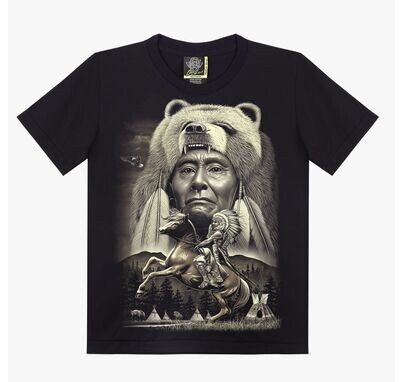 T-Shirt - 2XL - Portrait d'un Indien avec son Chapeau d'Ours avec un Cavalier Chef Indien, sous Forêt de Sapins et de Tipis, d'Ours, sur Fond Marron. T-Shirt - 2XL - Portrait d'un Indien avec son Chapeau d'Ours avec un Cavalier Chef Indien, sous Forêt de Sapins et de Tipis, d'Ours, sur Fond Marron.