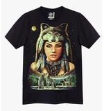 T-Shirt - XL - Portrait d'une Indienne avec son Chapeau de Loup à Plumes, son Collier et sur un Rocher, Forêt de Sapins avec 4 Loups hurlants