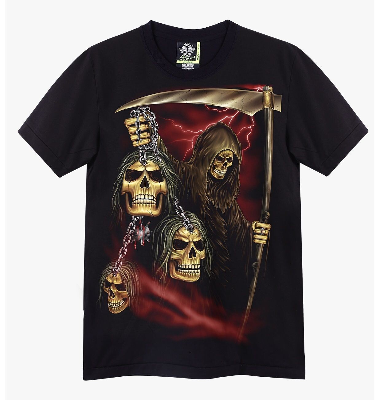 T-Shirt - 2XL - Faucheuse et sa Capuche avec sa Fourche en Main et Brandi une Chaîne aux trois Crânes à Cheveux sur Fond Rouge Bordeaux.