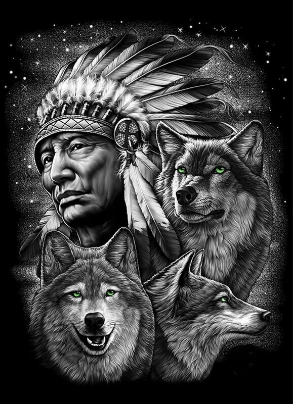 T-Shirt - XL - Portrait d'un Chef Indien et Trois Portraits de Loups avec leurs Yeux Vert sous un Fond Gris/Noir/Blanc.